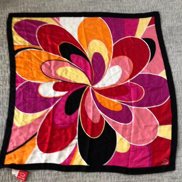 Oscar de la Renta Accessories - New with tags Oscar de la Renta 100% silk scarf